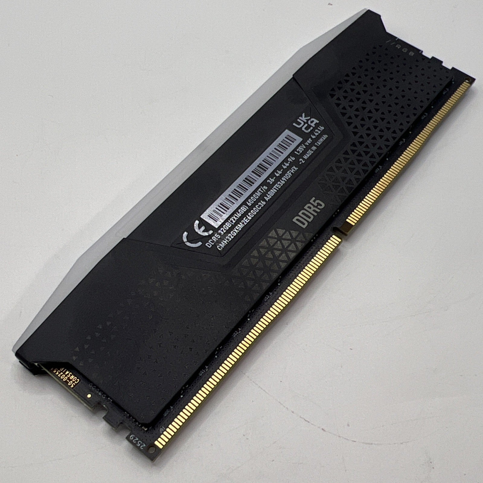 Corsair Vengeance RGB DDR5 16GB (1x16GB) 6000 DIMM Intel XMP CMH32GX5M2E6000C36