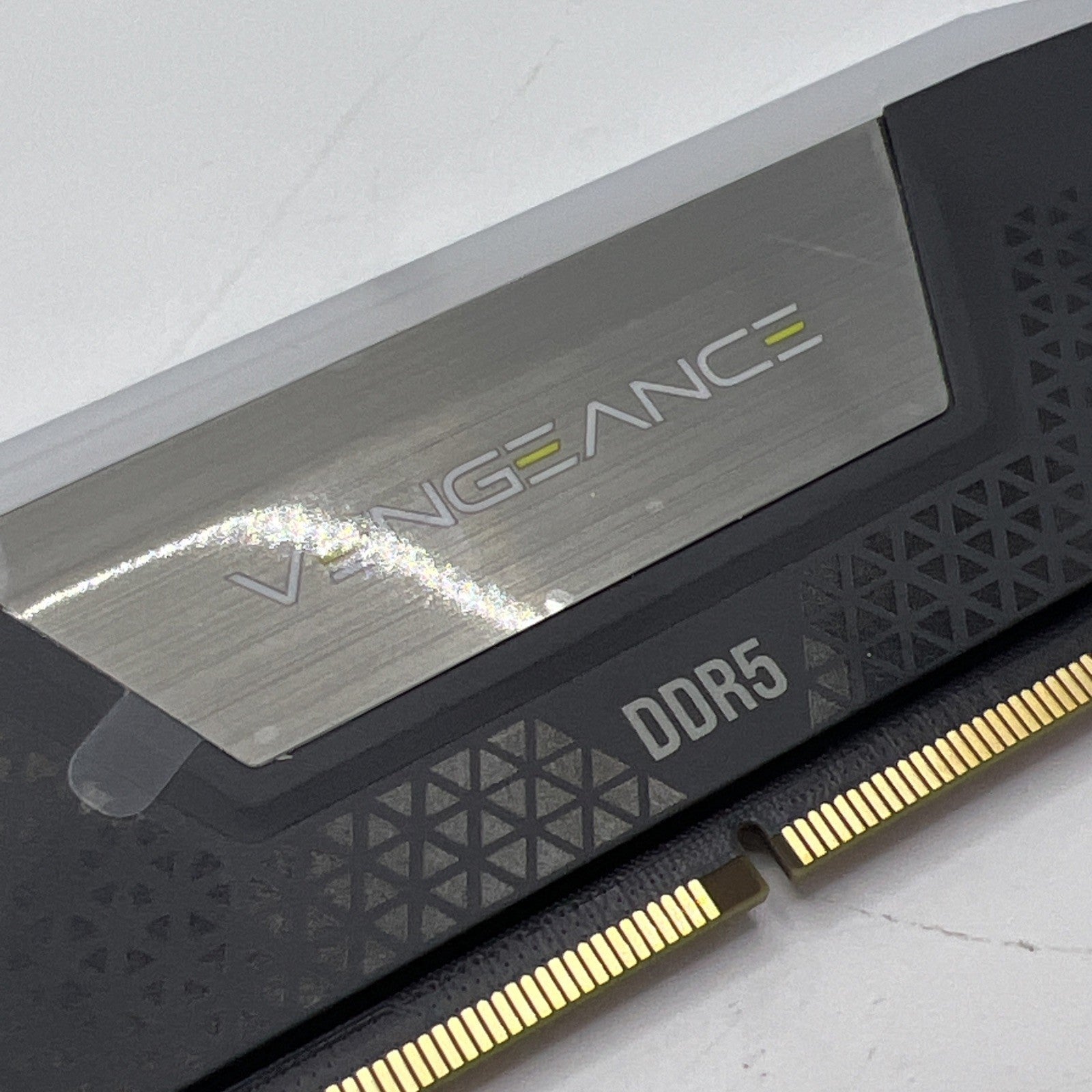 Corsair Vengeance RGB DDR5 16GB (1x16GB) 6000 DIMM Intel XMP CMH32GX5M2E6000C36
